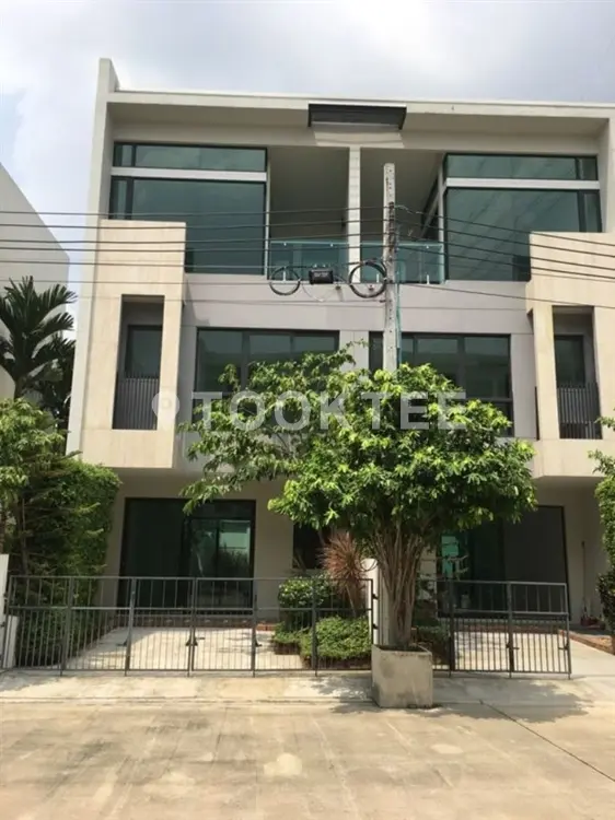 โคราซอน ประชาชื่น