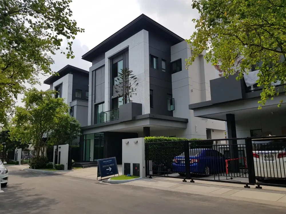 เดอะเจนทริ เอกมัย–ลาดพร้าว