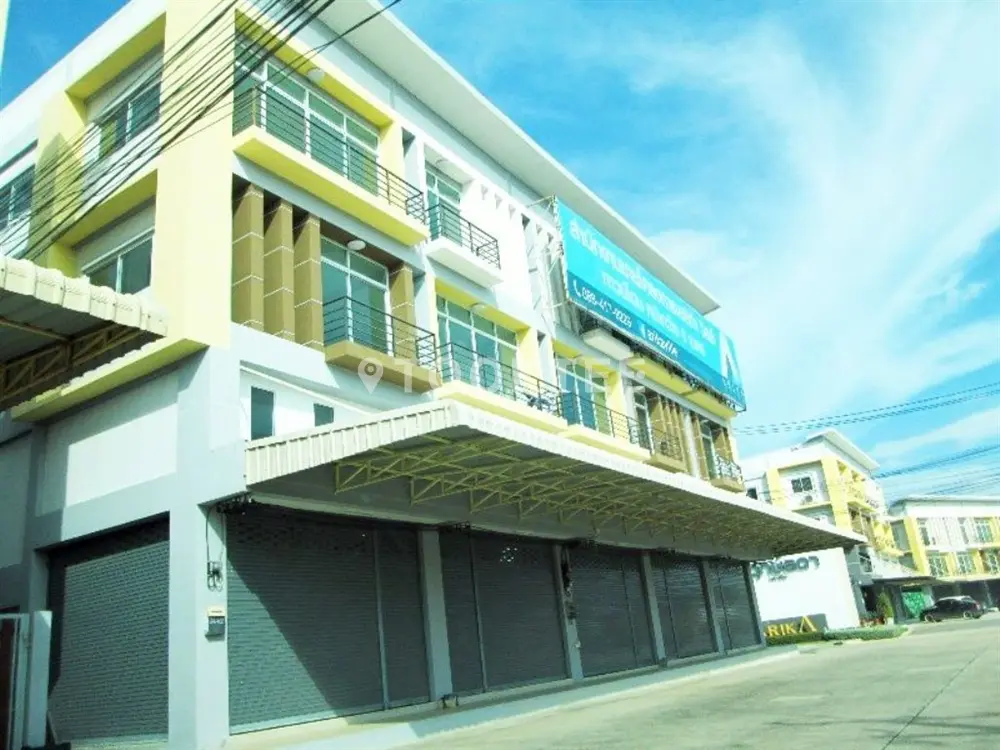 เอริก้า วิลล์ (ฝั่งขวา)