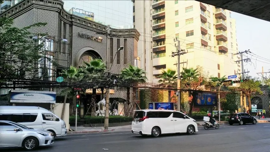 เมโทรโพลิส, อาคาร