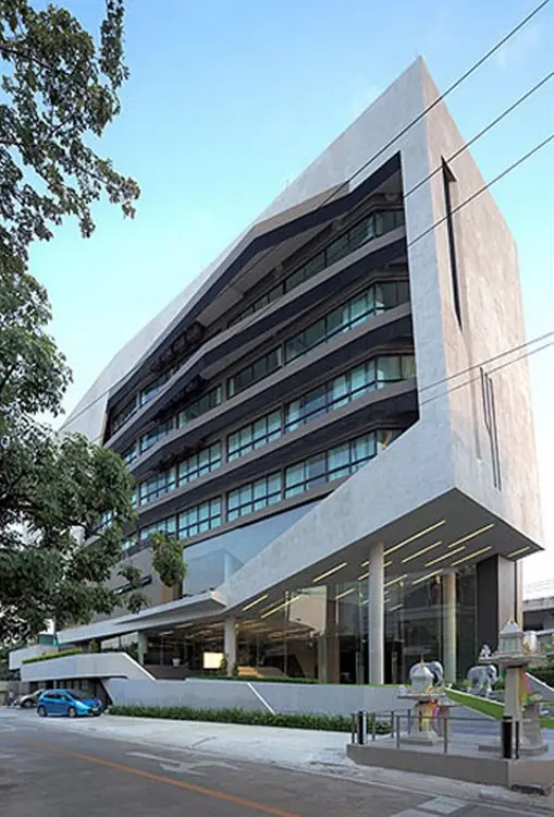 ไนน์ โฟร์ตี้ วัน, โรงแรม