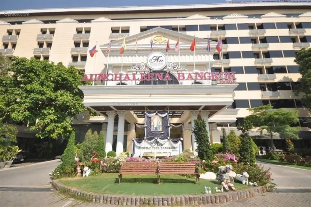 อัญชลีนา แกรนด์, โรงแรม