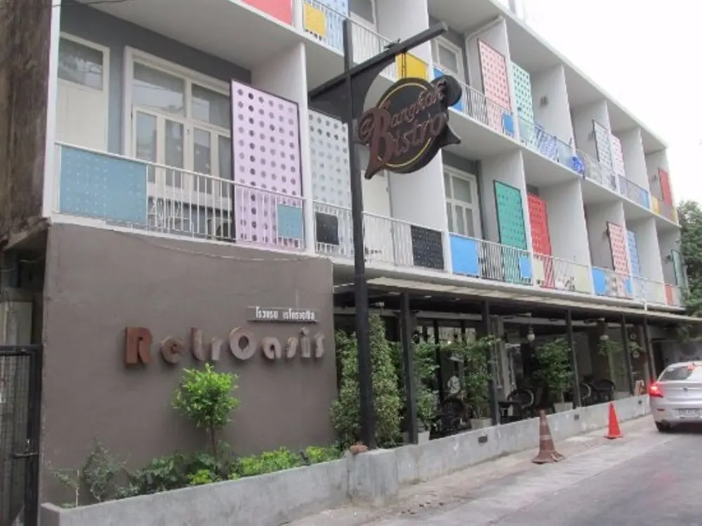 เรโทรเอซิส, โรงแรม